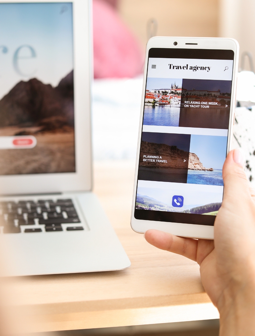 a-female-hand-hold-a-smartphone-that-shows-the-travel-website-design-checklist