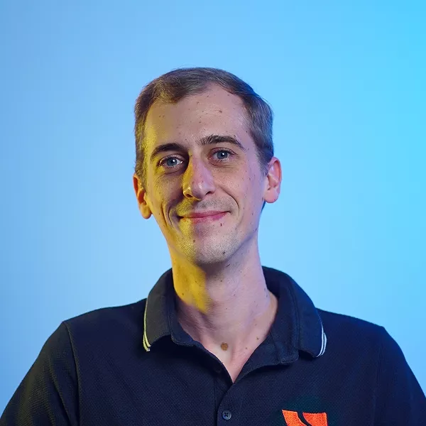 Dario adalah komisaris di SATUVISION