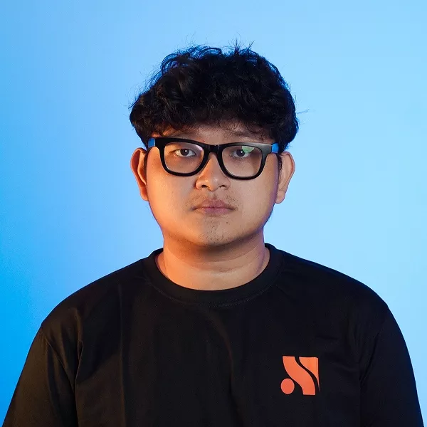 Kia adalah junior web developer di SATUVISION